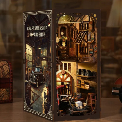 Seitliche Ansicht des Book Nook - Craftsmanship Repair Shop mit gut sichtbaren Elementen