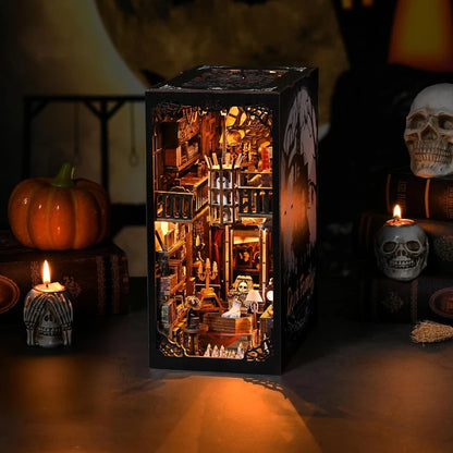 Book Nook - Dark Family Gesamtansicht detaillierter Szenerie