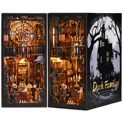 Book Nook - Dark Family Gesamtansicht mit präzise geschnittenen Holzteilen und hochwertiger Verarbeitung