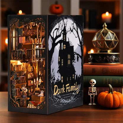 Book Nook - Dark Family
Gesamtansicht detaillierter Szenerie