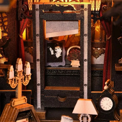 Nahaufnahme des Book Nook - Dark Family mit reichhaltigen Details