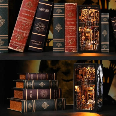 Book Nook - Dark Family dekorativ auf einem Schreibtisch platziert
