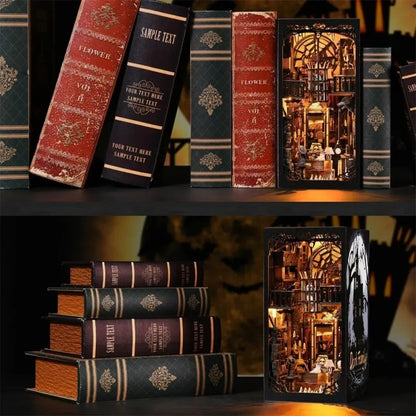 Book Nook - Dark Family dekorativ auf einem Schreibtisch platziert