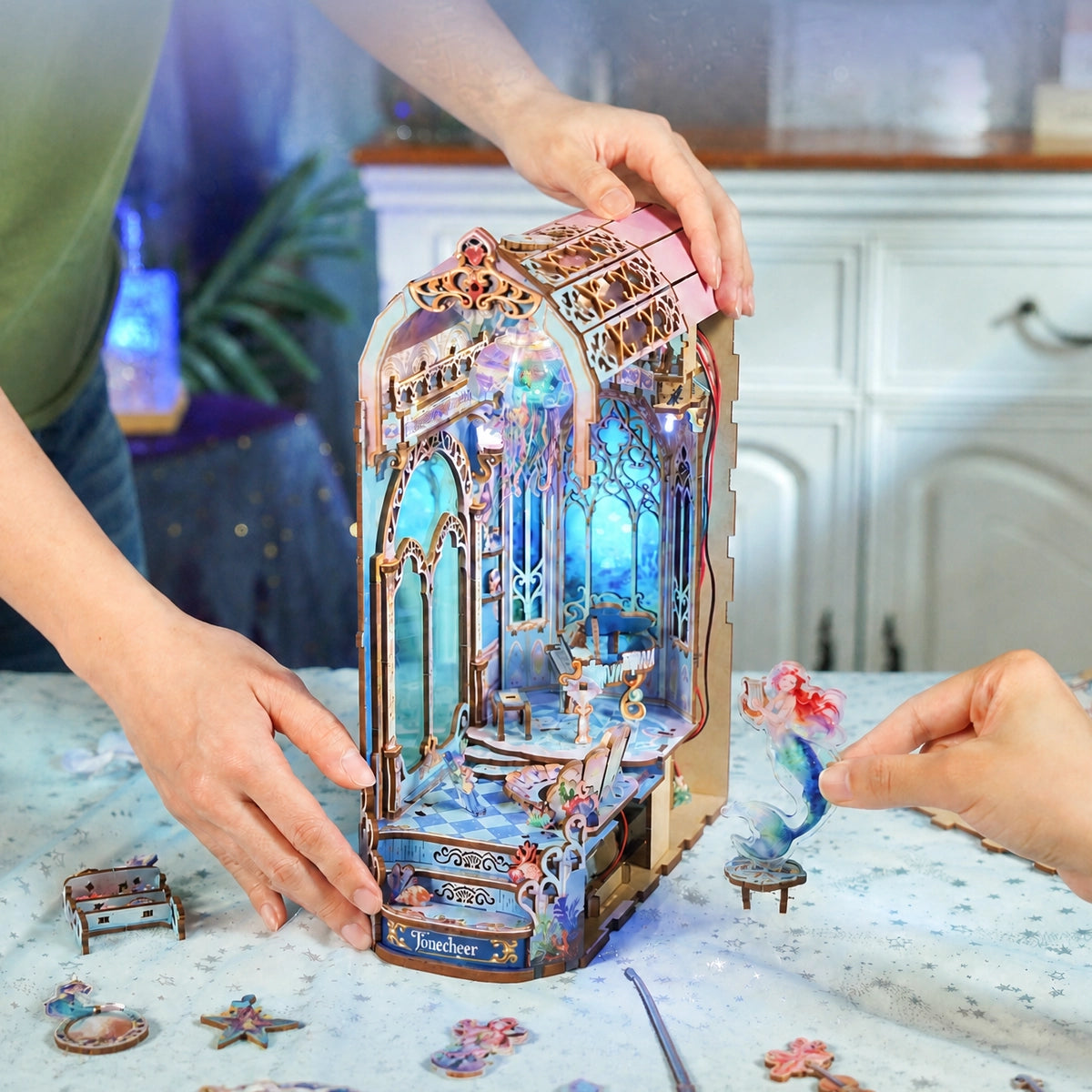 Montaggio degli elementi ad arco del book nook Deep Melody
