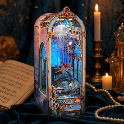 Book nook Deep Melody come decorazione d’atmosfera accanto a libri e candele