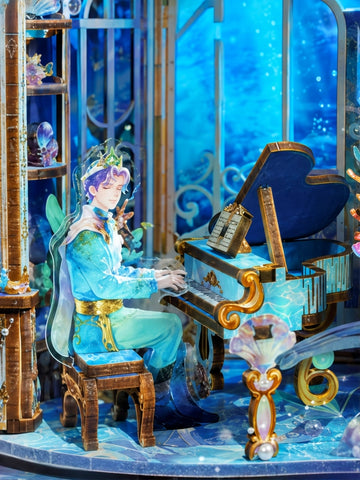 Pianist zwischen Muscheln, Büchern und maritimen Fundstücken