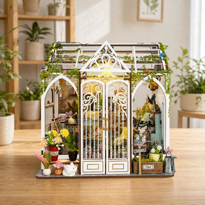 Demi's Flower House als transparentes Gewächshaus-Book-Nook auf einem Tisch