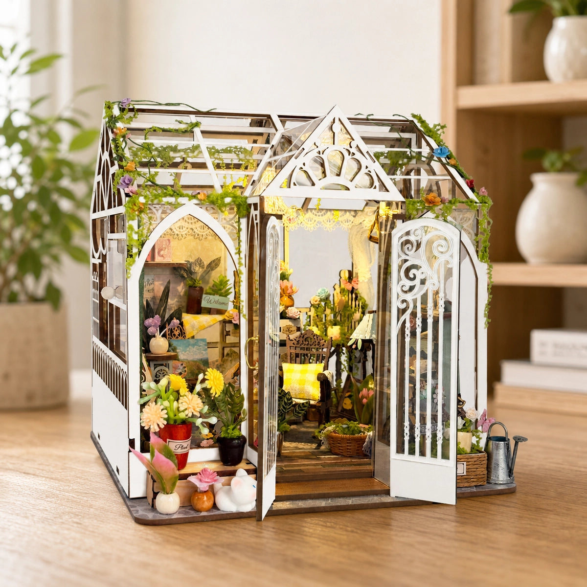 Seitliche Ansicht von Demi's Flower House mit geöffneten Türen und Pflanzen