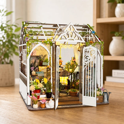 Seitliche Ansicht von Demi's Flower House mit geöffneten Türen und Pflanzen