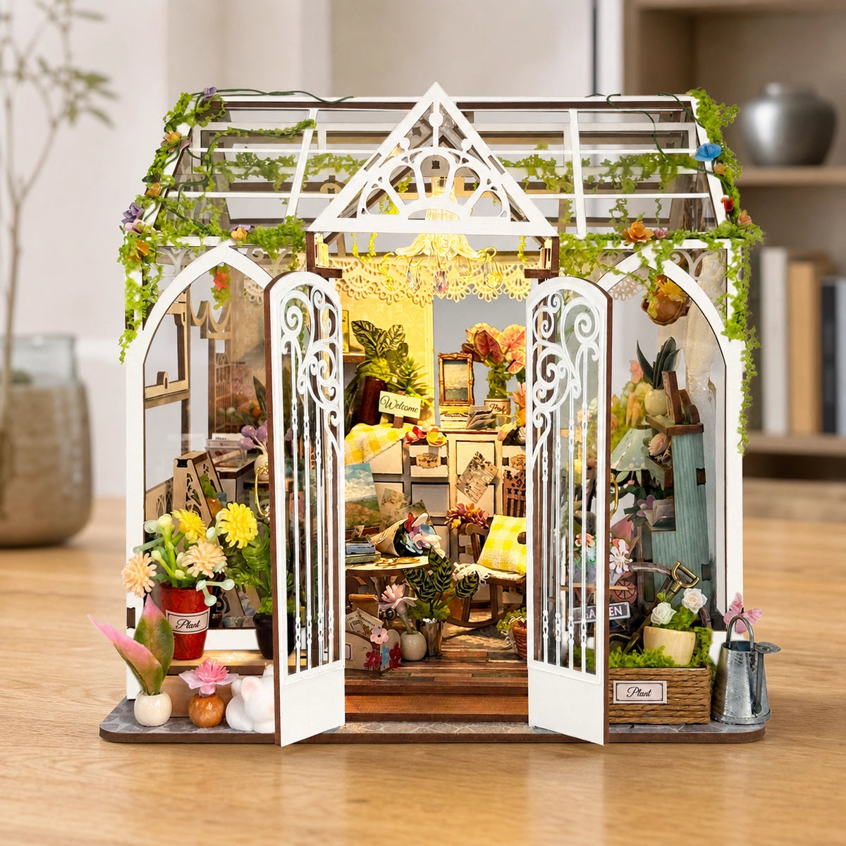 Book nook Demi's Flower House con porte aperte e luminoso atelier floreale