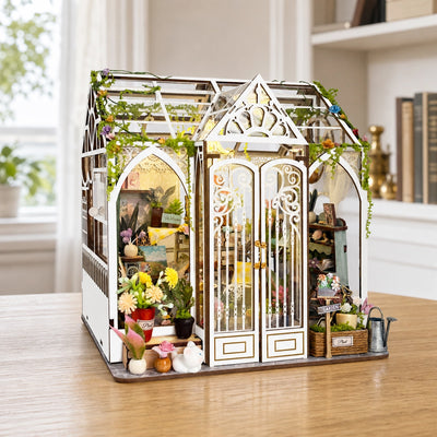 Demi's Flower House mit geschlossenen Türen und sichtbarem Atelierinterieur