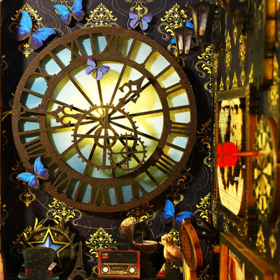 Primo piano del grande quadrante con ingranaggi decorativi, numeri romani e farfalle blu