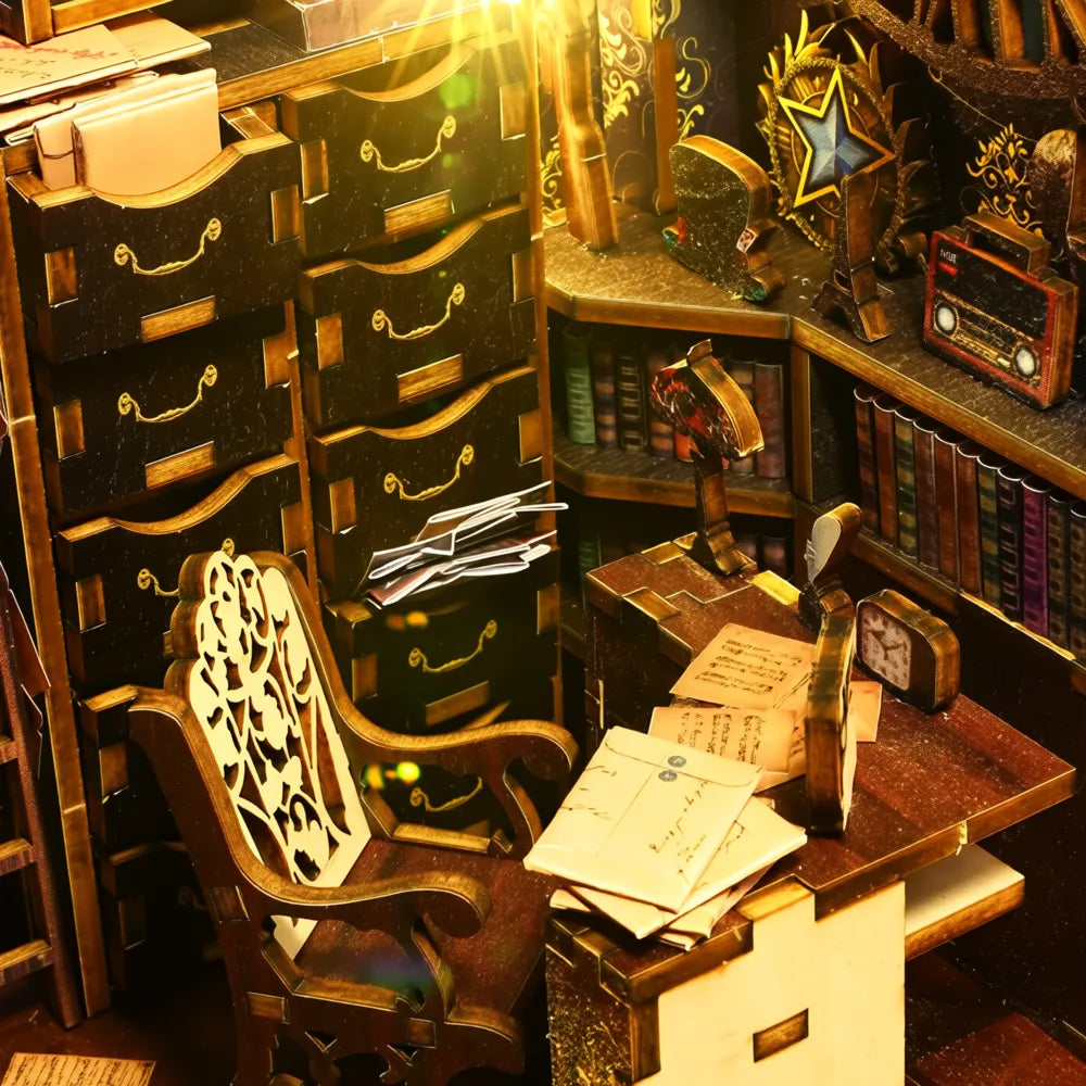 Scrivania investigativa con lettere, penna, cassettiere, radio e scaffali