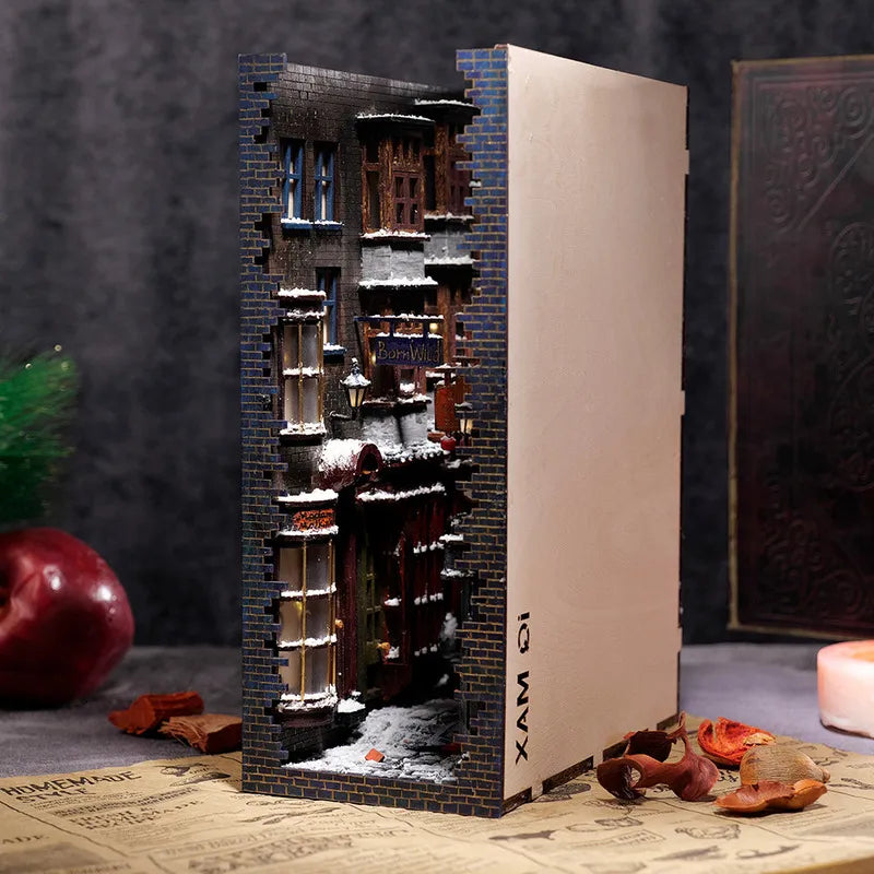 Book Nook - Diagon Alley dekorativ auf einem Schreibtisch platziert