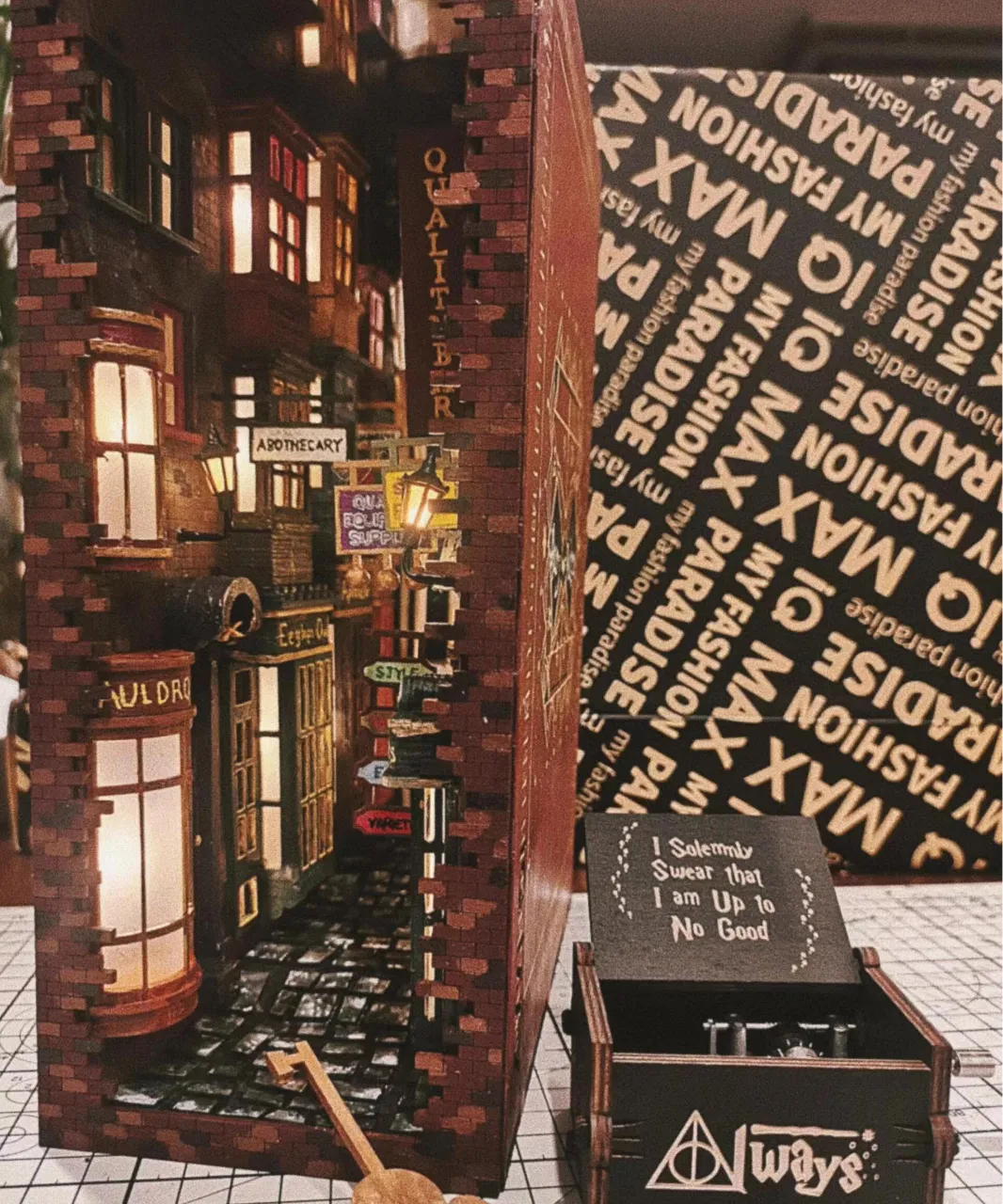 Ein detailreicher Book Nook - Diagon Alley, selbstgebaut von einem Fan