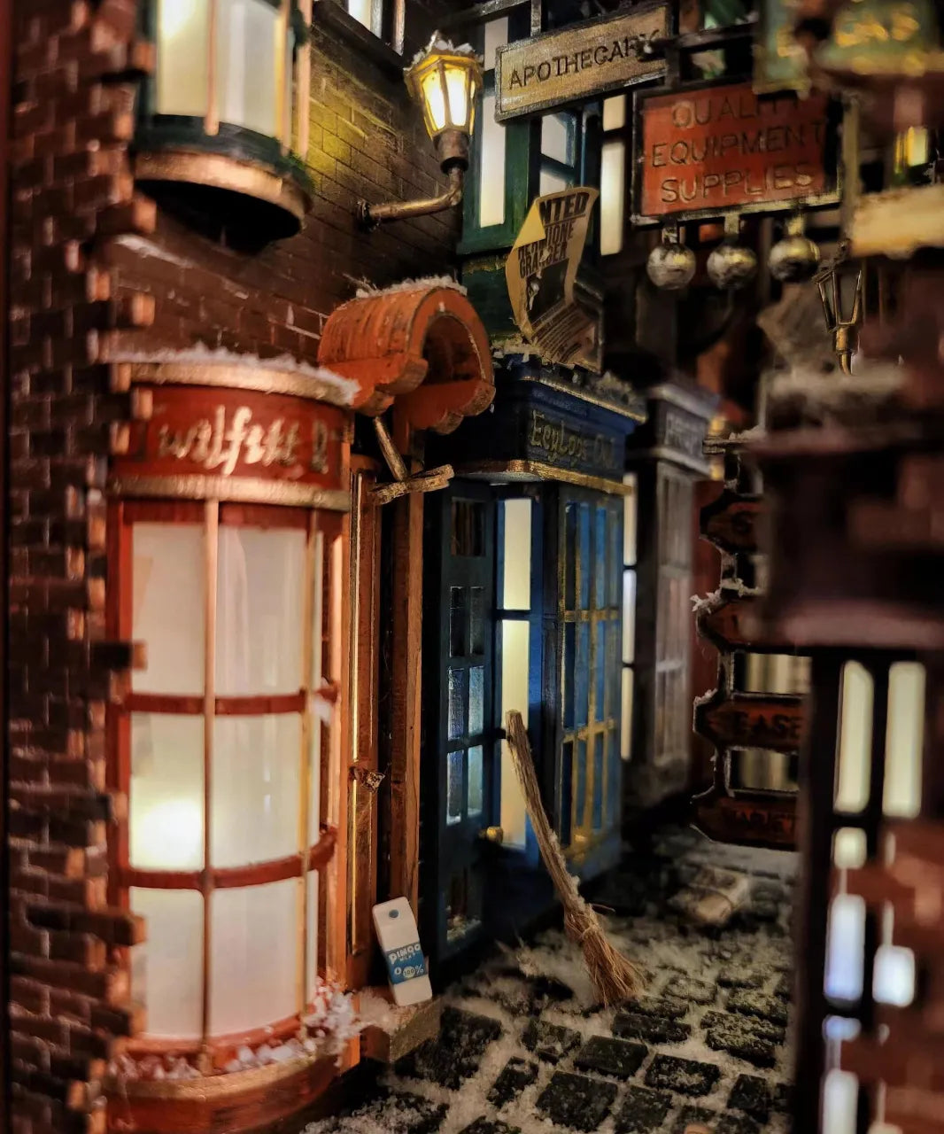 Ein selbstgebauter Book Nook - Diagon Alley, der mit lebendigen Farben und aufwendigen Details die magische Atmosphäre der Einkaufsstraße einfängt