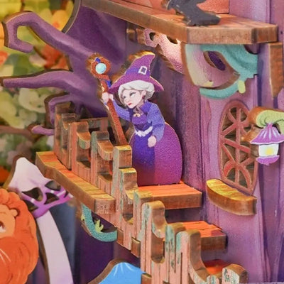 Strega in abito viola sulla scala di una casa nel bosco