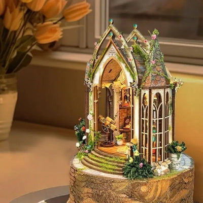 Seitliche Ansicht des Book Nook - Dreamland Floral Studio mit gut sichtbaren Elementen