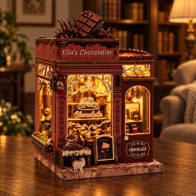 Beleuchtete Chocolaterie schräg von vorn