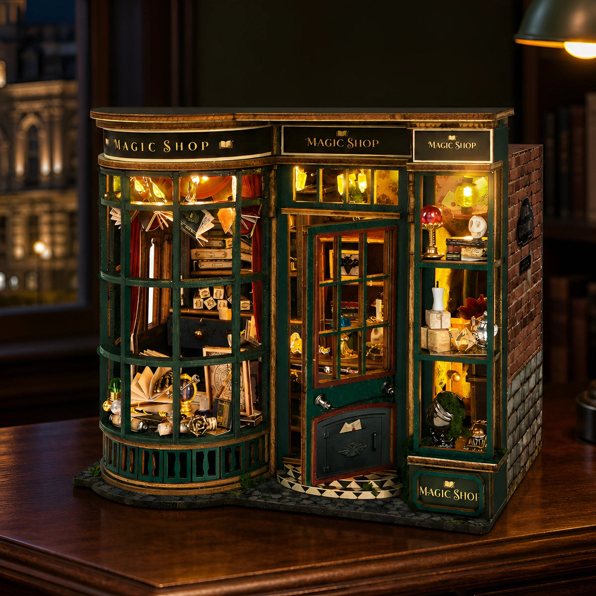 Beleuchtete Ladenfront des European Shop Book Nook