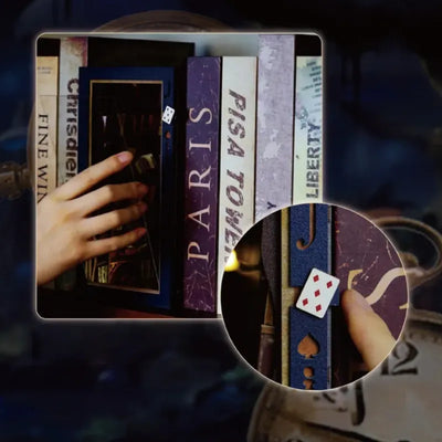 Nahaufnahme des Book Nook - Falling Library mit reichhaltigen Details
