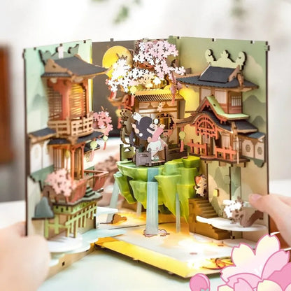 Book Nook - Falling Sakura (Fallende Kirschblüten) Detailansicht auf booknook.de