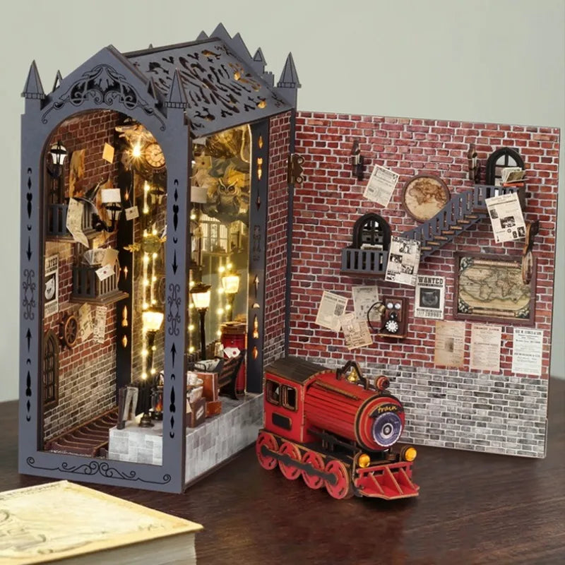 Book Nook - Fantasy Train Platform Gesamtansicht mit detaillierter Szenerie