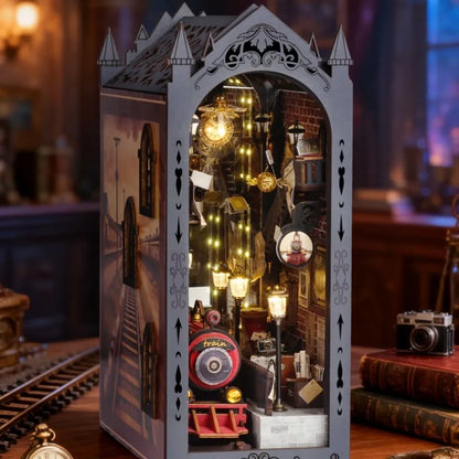 Seitliche Ansicht des Book Nook - Fantasy Train Platform mit gut sichtbaren Elementen