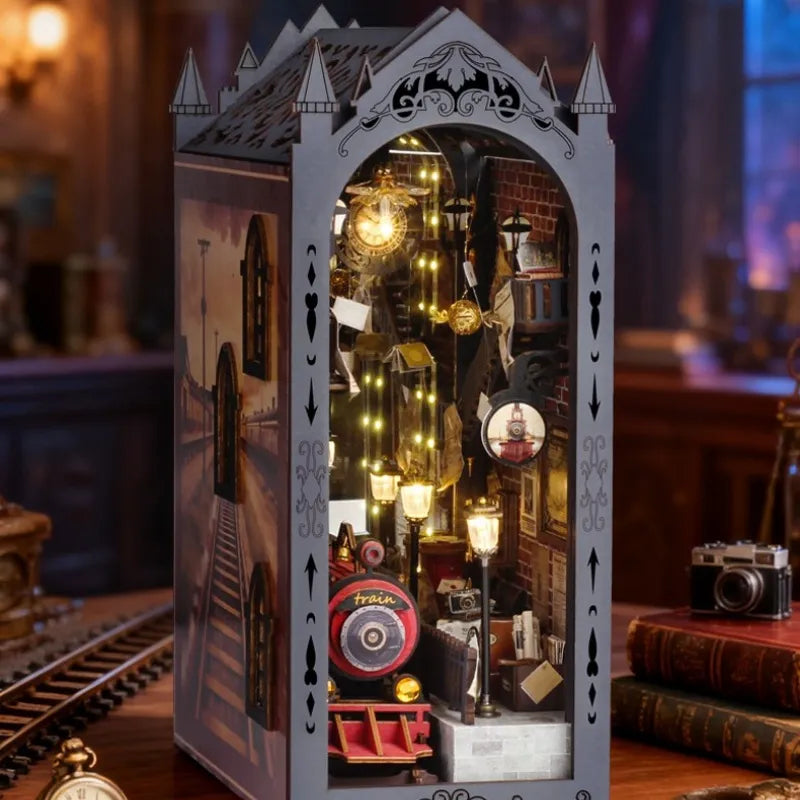 Seitliche Ansicht des Book Nook - Fantasy Train Platform mit gut sichtbaren Elementen