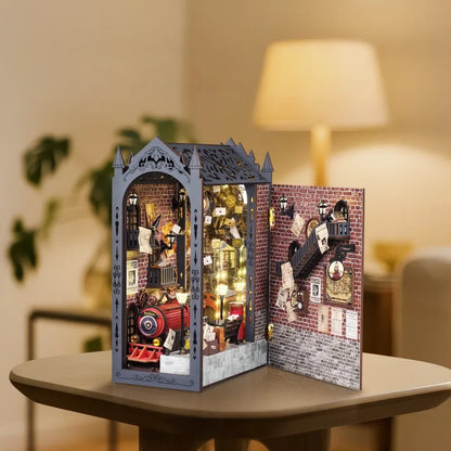 Seitliche Ansicht des Book Nook - Fantasy Train Platform mit gut sichtbaren Elementen