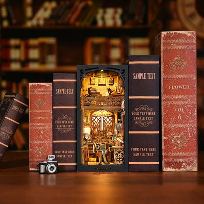 Film Darkroom illuminato tra libri con studio fotografico visibile frontalmente