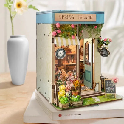 Book Nook - Florist's On Spring Island dekorativ auf einem Schreibtisch platziert