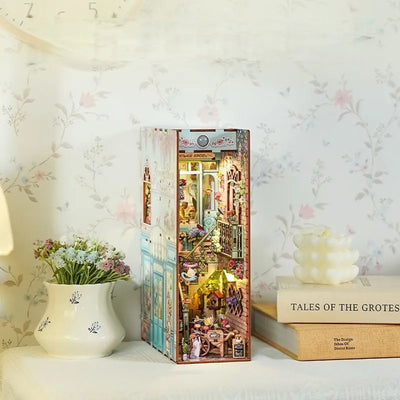 Seitliche Ansicht des Book Nook - Flower Shop mit gut sichtbaren Elementen