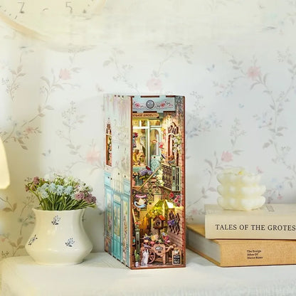 Seitliche Ansicht des Book Nook - Flower Shop mit gut sichtbaren Elementen