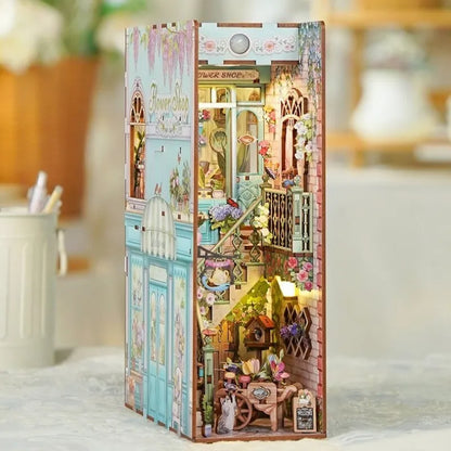 Seitliche Ansicht des Book Nook - Flower Shop mit gut sichtbaren Elementen