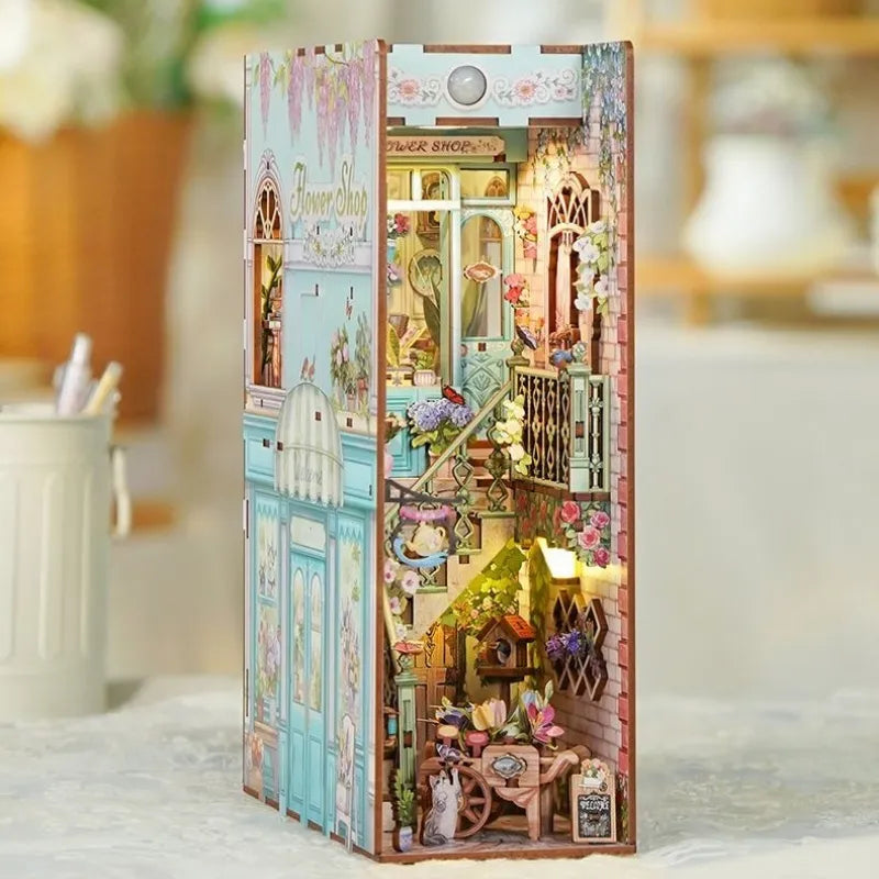 Seitliche Ansicht des Book Nook - Flower Shop mit gut sichtbaren Elementen