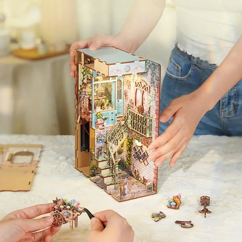 Detailansicht des Book Nook - Flower Shop mit präzise geschnittenen Holzteilen aus hochwertigem Material