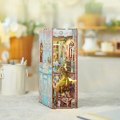 Seitliche Ansicht des Book Nook - Flower Shop mit gut sichtbaren Elementen