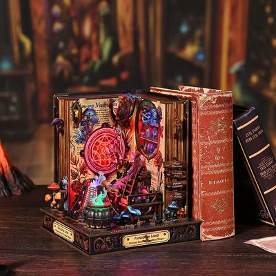 Forbiddden Land – Modello accanto a libri in una composizione fotografica