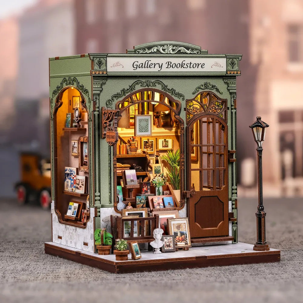 Seitliche Ansicht des Book Nook - Gallery Bookstore mit gut sichtbaren Elementen