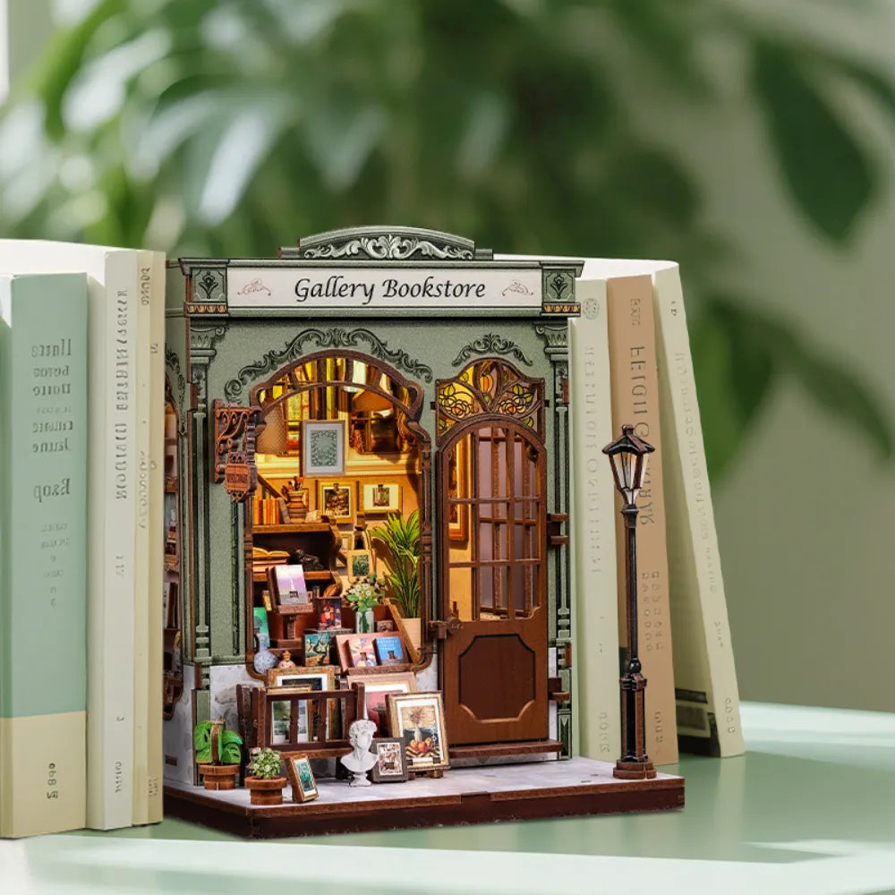 Book Nook - Gallery Bookstore dekorativ auf einem Schreibtisch platziert