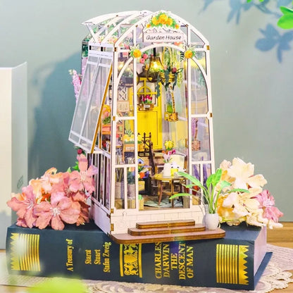Book Nook - Garden House dekorativ auf einem Schreibtisch platziert