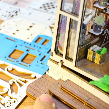 Detailansicht des Book Nook - Garden House mit präzise geschnittenen Holzteilen aus hochwertigem Material