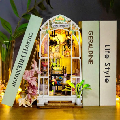 Book Nook - Garden House dekorativ auf einem Schreibtisch platziert