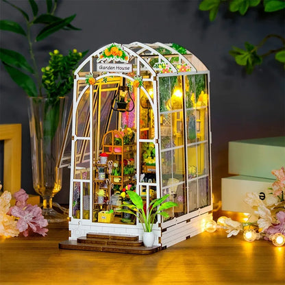 Seitliche Ansicht des Book Nook - Garden House mit gut sichtbaren Elementen