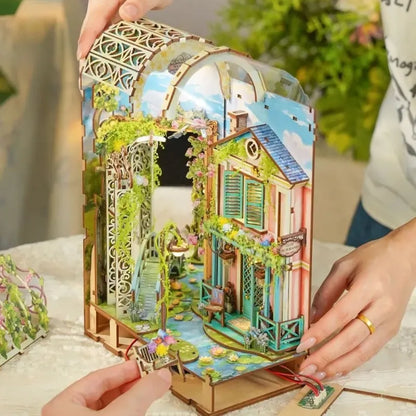 Detailansicht eines dekorativen Elements im Book Nook - Giverny Garden mit feinen Details