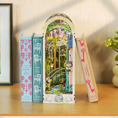 Book Nook - Giverny Garden dekorativ auf einem Schreibtisch platziert