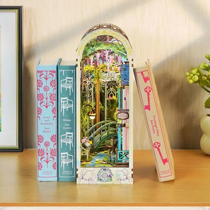 Book Nook - Giverny Garden dekorativ auf einem Schreibtisch platziert