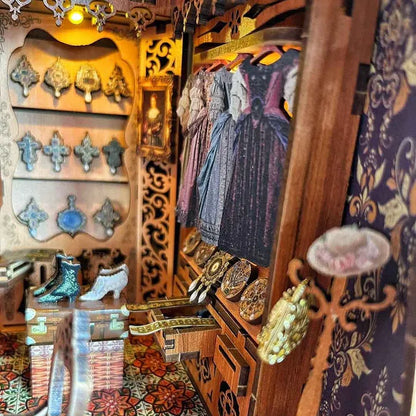 Book Nook - Gorgeous Wardrobe of Duchess (Die prachtvolle Garderobe der Herzogin) Detailansicht auf booknook.de