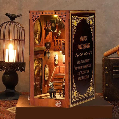 Book Nook - Grimm's Small Building Gesamtansicht mit detaillierter Szenerie